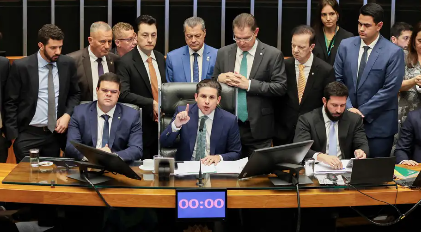  Câmara aprova PL que reduz tempo de prisão de Bolsonaro